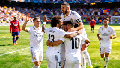 皇马对阵巴萨的足球比赛精彩瞬间，球员庆祝进球